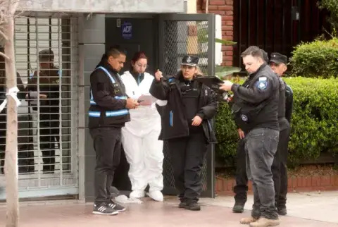 Policias en la casa de la victimas del femicidio de Devoto Policias en la casa de la victimas del femicidio de Devoto