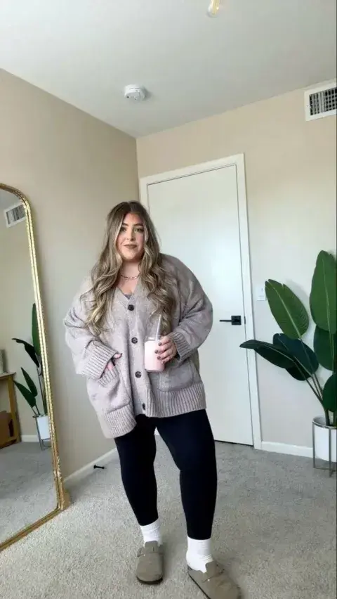 Una mujer usando un cardigan xl Una mujer usando un cardigan xl