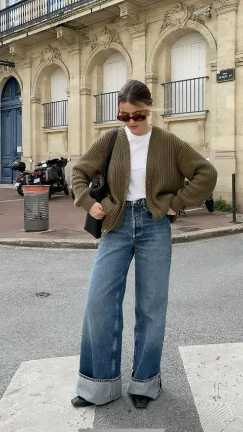 Una mujer usando un cardigan xl Una mujer usando un cardigan xl