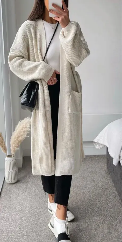 Una mujer usando un cardigan xl Una mujer usando un cardigan xl