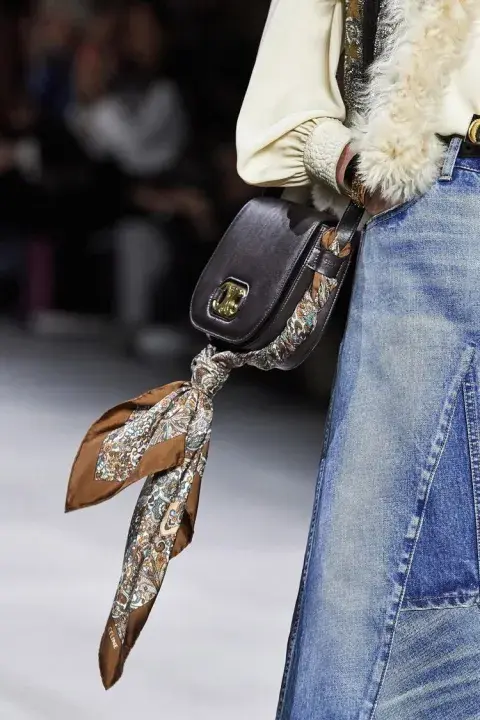 Cartera con pañuelo aniudado Cartera con pañuelo aniudado