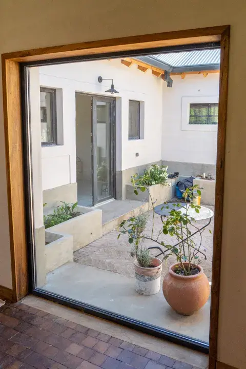 patio interior casa bioconstruccion en cordoba