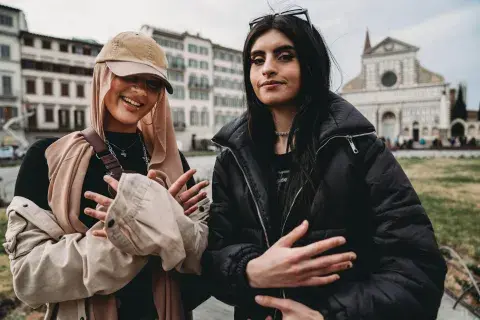 Dos jóvenes frente a la lente del fotógrafo