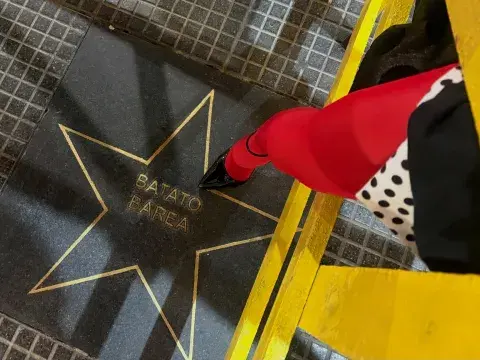 Foto de Donna Tefa Sanguinetti junto a la estrella de mármol de Batato Barea. Foto de Donna Tefa Sanguinetti junto a la estrella de mármol de Batato Barea.