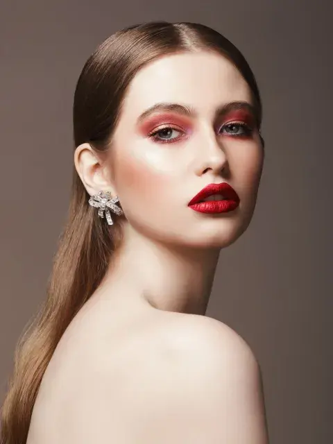 Foto de mujer con maquillaje en tonos rosa y rojo