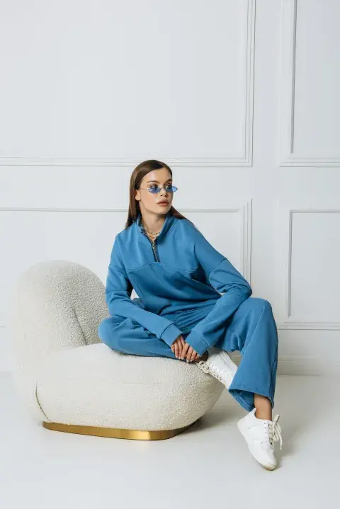 una mujer con ropa de casa en azul y zapatillas blancas una mujer con ropa de casa en azul y zapatillas blancas