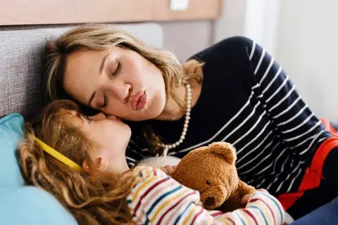madre con su hija en la cama madre con su hija en la cama
