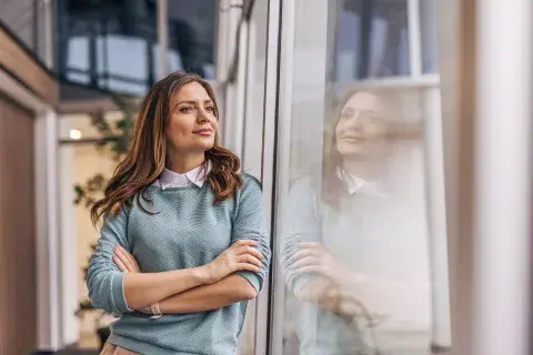 mujer piensa en nuevos proyectos mujer piensa en nuevos proyectos