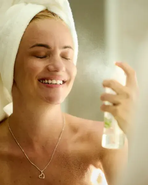 La bruma es el producto perfecto para hidratar antes del skincare La bruma es el producto perfecto para hidratar antes del skincare