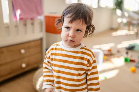nene que no quiere prestar juguetes