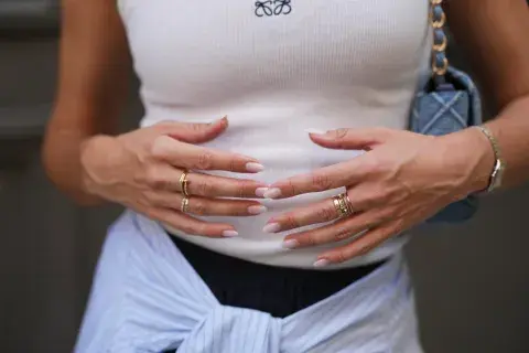 Una mujer con unas uñas en color claro Una mujer con unas uñas en color claro