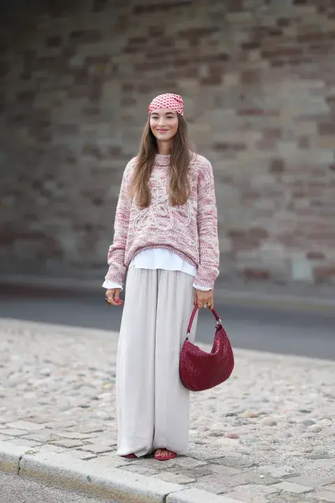 Una mujer usando un sweater oversize Una mujer usando un sweater oversize