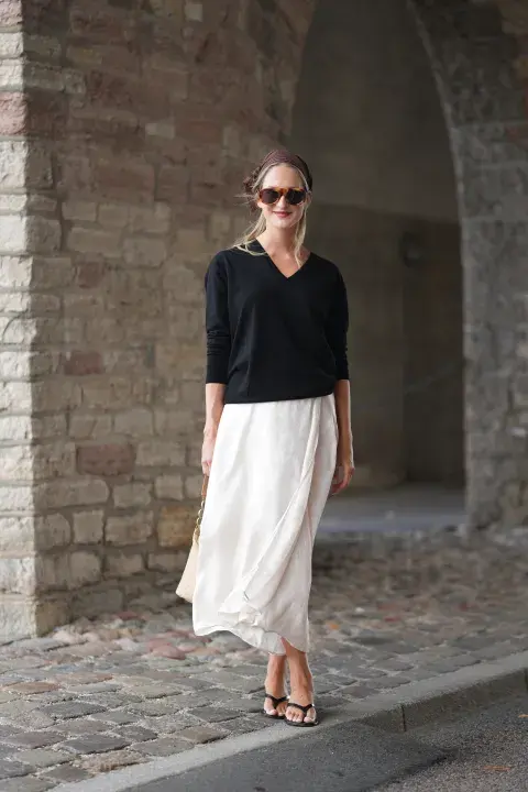 Una mujer usando un sweater fino en color negro Una mujer usando un sweater fino en color negro