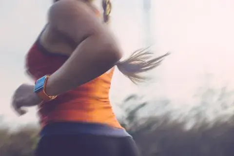 mujer corriendo mujer corriendo