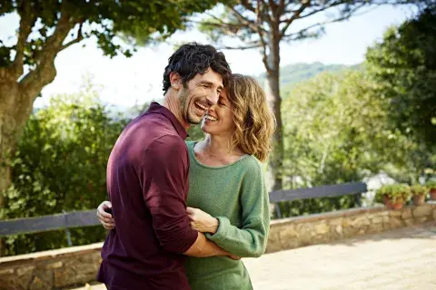 pareja se rie pareja se rie