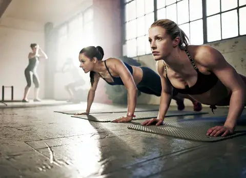 mujeres entrenando mujeres entrenando