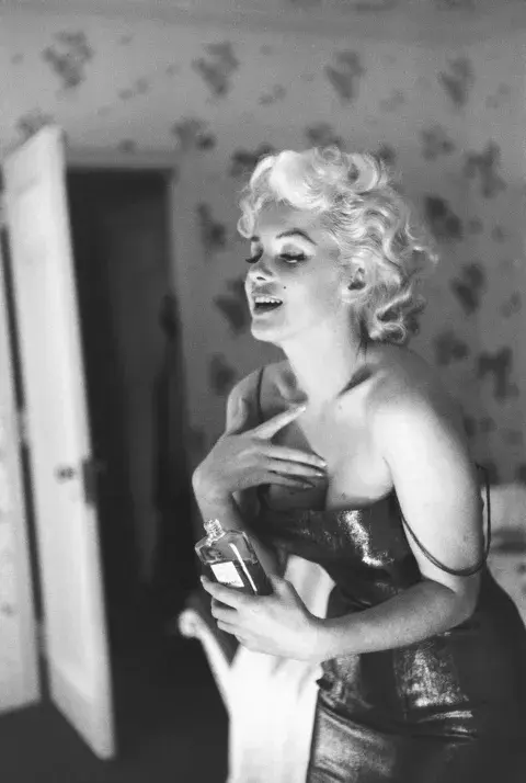 Marilyn Monroe con el perfume n5 de chanel Marilyn Monroe con el perfume n5 de chanel