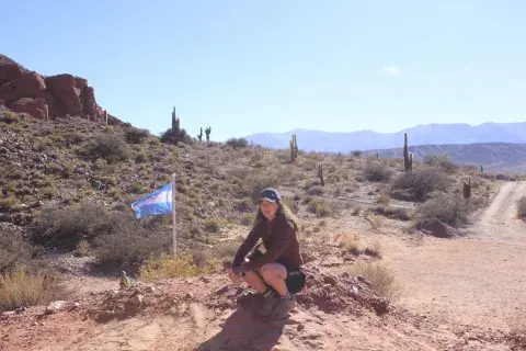 Sofía Smolar en Huacalera a la vista de la Quebrada de Humahuaca.