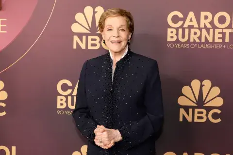 Julie Andrews sonriente sobre la red carpet Julie Andrews sonriente sobre la red carpet