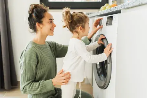 Lavarropas con una mamá y su hija Lavarropas con una mamá y su hija