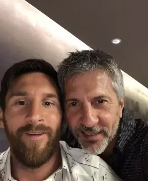 Foto de Messi junto a su papá. Foto de Messi junto a su papá.