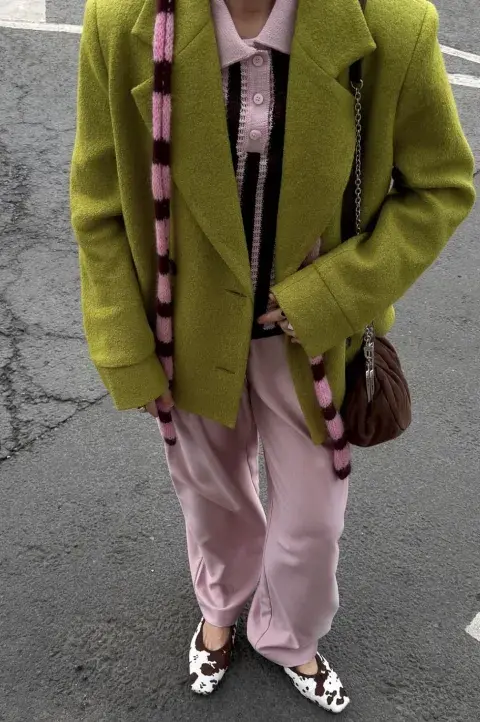 Combinaciones de colores inesperados en looks de street style Combinaciones de colores inesperados en looks de street style