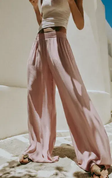 Los pantalones de Zara que son virales en color rosa Los pantalones de Zara que son virales en color rosa