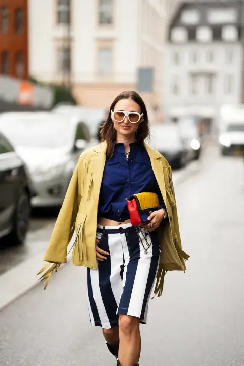 Una mujer vestida con messycore- combinada en tonos amarillo y mostaza Una mujer vestida con messycore- combinada en tonos amarillo y mostaza