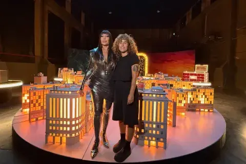 Moria Casán y las maquetas de su serie en Netflix.