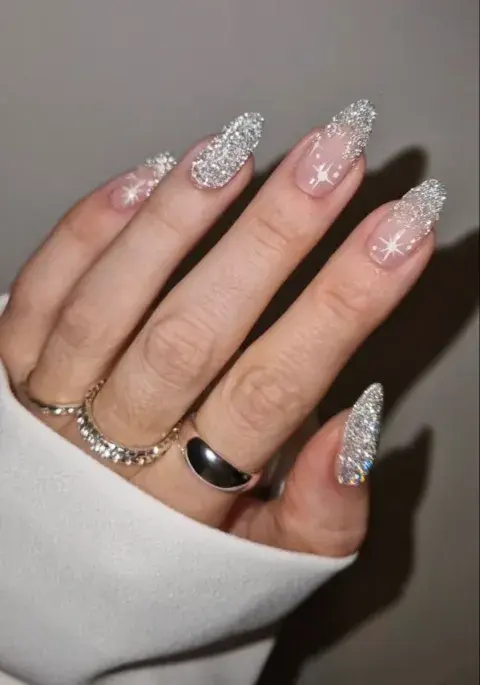 Manicura con destellos d ebrillos en color plata Manicura con destellos d ebrillos en color plata