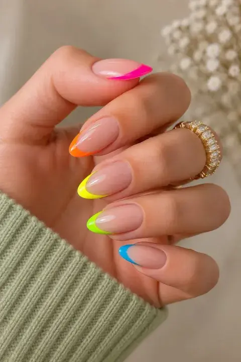 Manicura francesita en tonos neón Manicura francesita en tonos neón