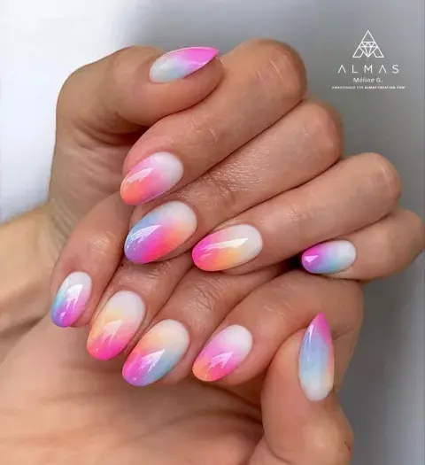 Manos con uñas de estilo airbrash Manos con uñas de estilo airbrash