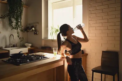Foto de mujer entrenando.