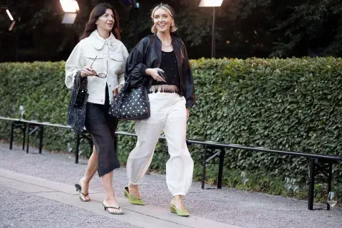 Dos mujeres caminando sobre la calle Dos mujeres caminando sobre la calle