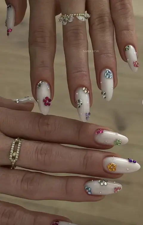 Nail art de flores y gemas de colores Nail art de flores y gemas de colores