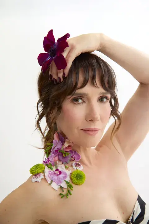 Natalia Oreiro con un aplique de flores en el cuello. Natalia Oreiro con un aplique de flores en el cuello.