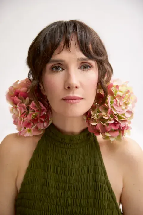 Natalia Oreiro con unos aros de flores. Natalia Oreiro con unos aros de flores.