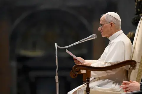El Papa León XIV leyendo El Papa León XIV leyendo