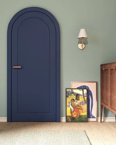 Puerta ovalada de color azul en una casa Puerta ovalada de color azul en una casa