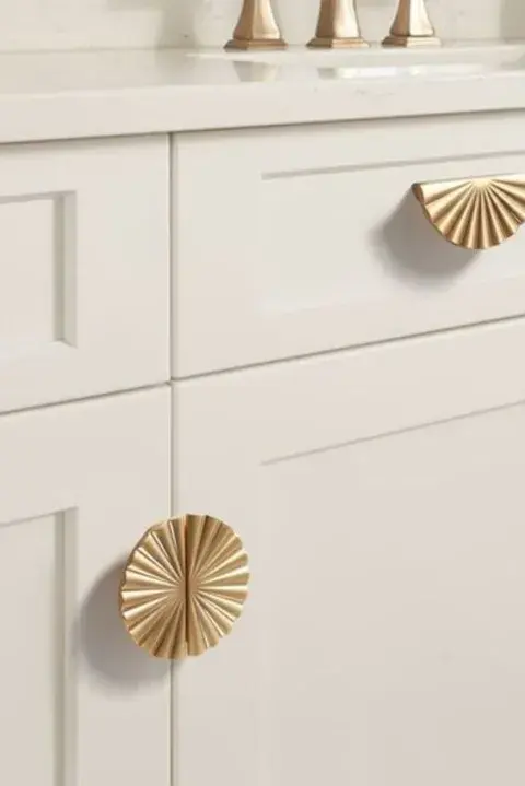 Puertas de cocina con tiradores dorados y originales Puertas de cocina con tiradores dorados y originales