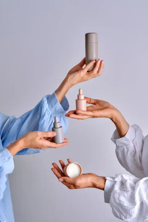 mujeres soteniendo distintos productos de skin care mujeres soteniendo distintos productos de skin care