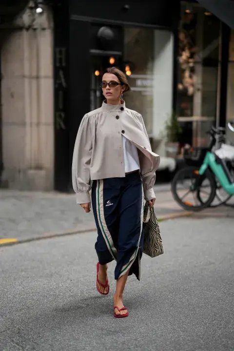 Una mujer con ojotas y un look deportivo Una mujer con ojotas y un look deportivo