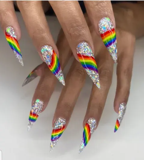 Uñas XXL plateadas con colores de arcoíris Uñas XXL plateadas con colores de arcoíris