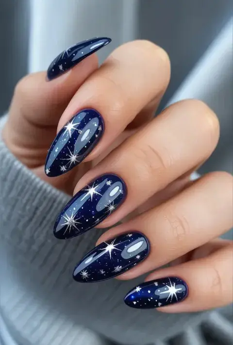 Diseño de uñas azules con estrellas y brillos Diseño de uñas azules con estrellas y brillos