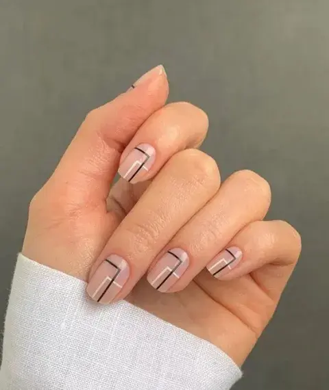 Las uñas con líneas abstractas son tendencia Las uñas con líneas abstractas son tendencia