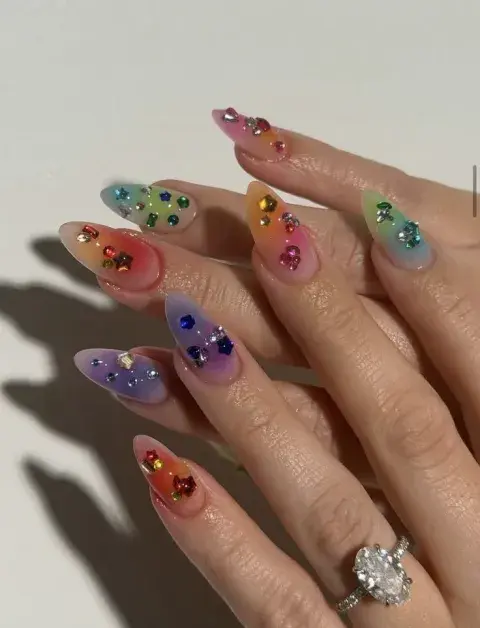 Nail art de gemas con degradé Nail art de gemas con degradé