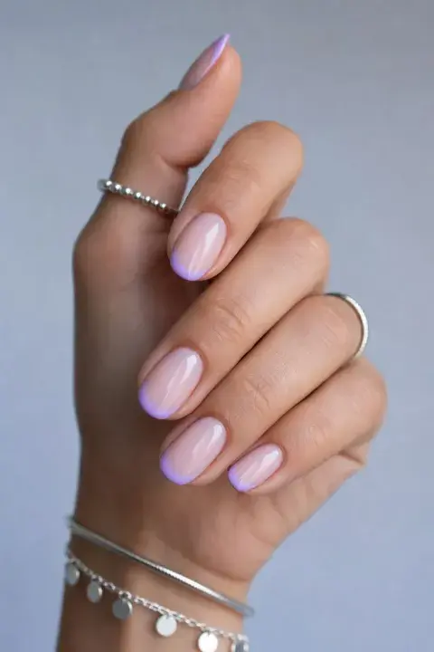 Uñas micro french en tono lila Uñas micro french en tono lila