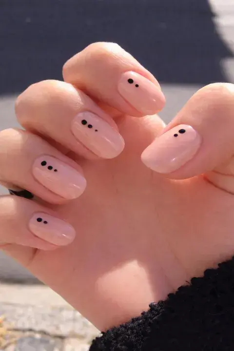 Uñas nuce con puntos de colores en el nail art Uñas nuce con puntos de colores en el nail art