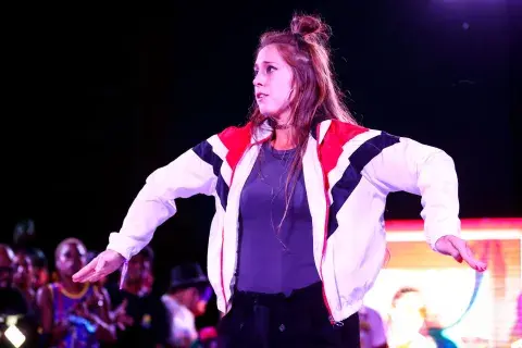Una mujer sobre el escenario farmeando aura