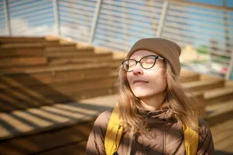 Foto de mujer al sol en invierno. Foto de mujer al sol en invierno.